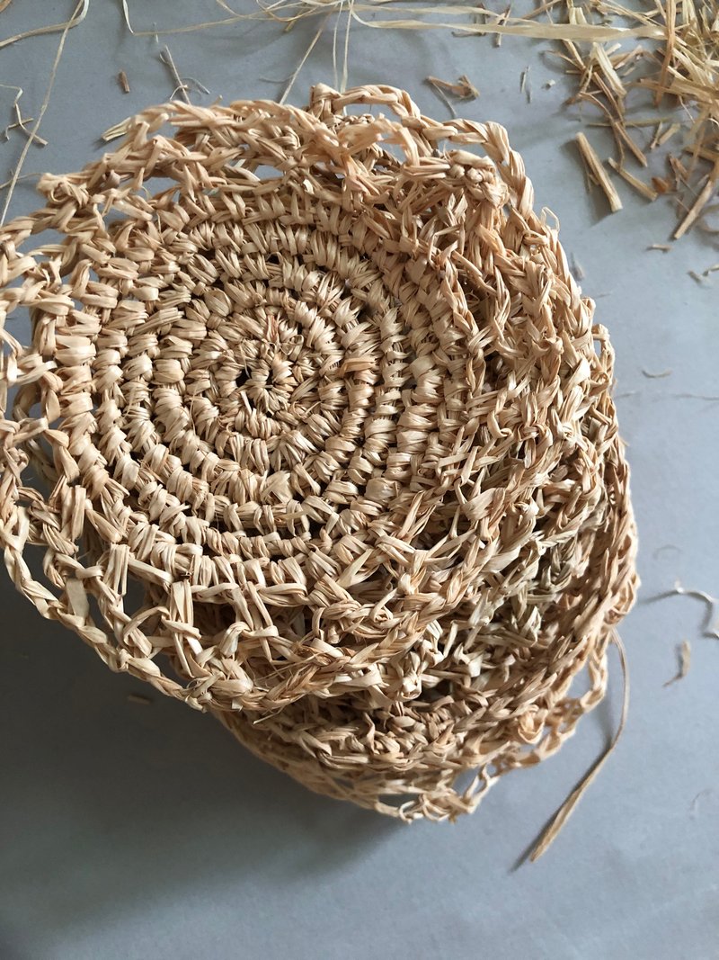 Handmade creation_raffia woven coaster - ที่รองแก้ว - วัสดุอื่นๆ สีกากี