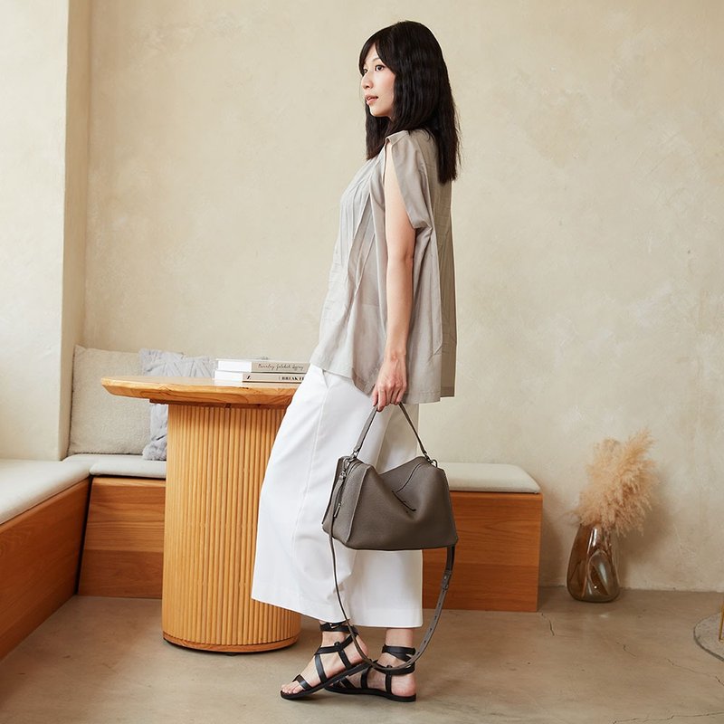 Valley Cube Shoulder Bag-December Sky Grey/leather bag/shoulder bag/handbag - กระเป๋าแมสเซนเจอร์ - หนังแท้ สีเทา