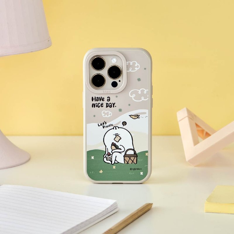 Ugly White Rabbit Picnic Sandwich Canyon Strong MagSafe iPhone Case - เคส/ซองมือถือ - ซิลิคอน สีกากี