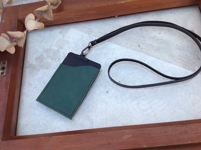 Identification card. Document holder, Easy card holder, Hanging neck, hand-stitched, leather. Dark green + black - ที่ใส่บัตรคล้องคอ - หนังแท้ สีเขียว