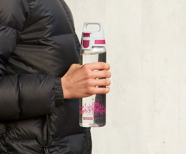 スイス製 SIGG トライタン 軽量フライトップウォーターボトル