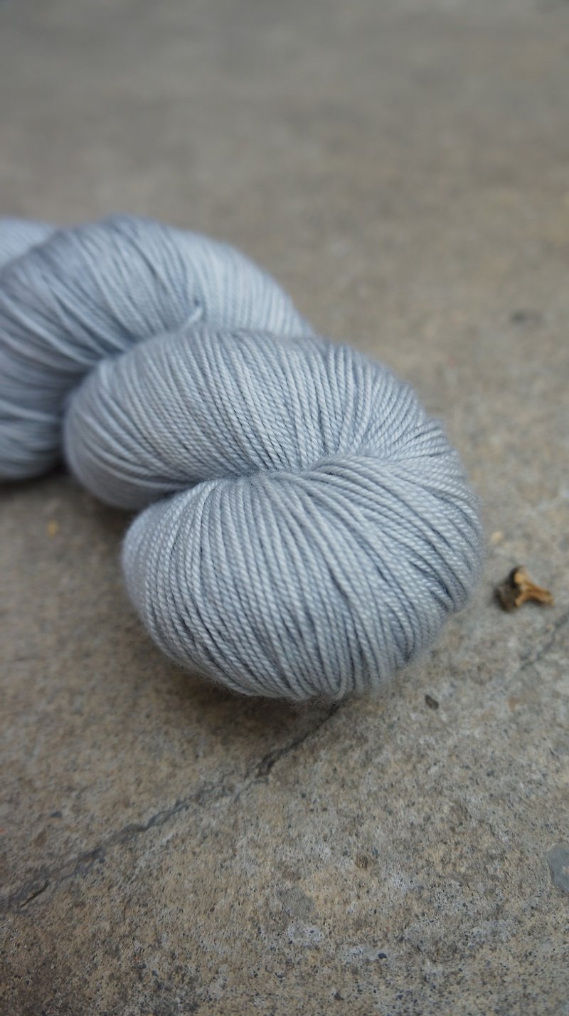 手染めの糸。モーニンググレー(SWM/シルク/カシミア) - 編み物/刺繍/羊毛フェルト/裁縫 - ウール 