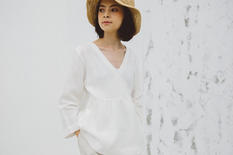 Linen Wrap top with Long sleeves in White - เสื้อผู้หญิง - ผ้าฝ้าย/ผ้าลินิน ขาว