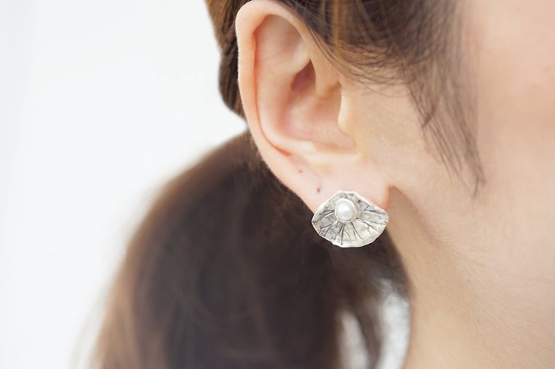 Pearl Lotus - 耳環/耳夾 - 銀 銀色
