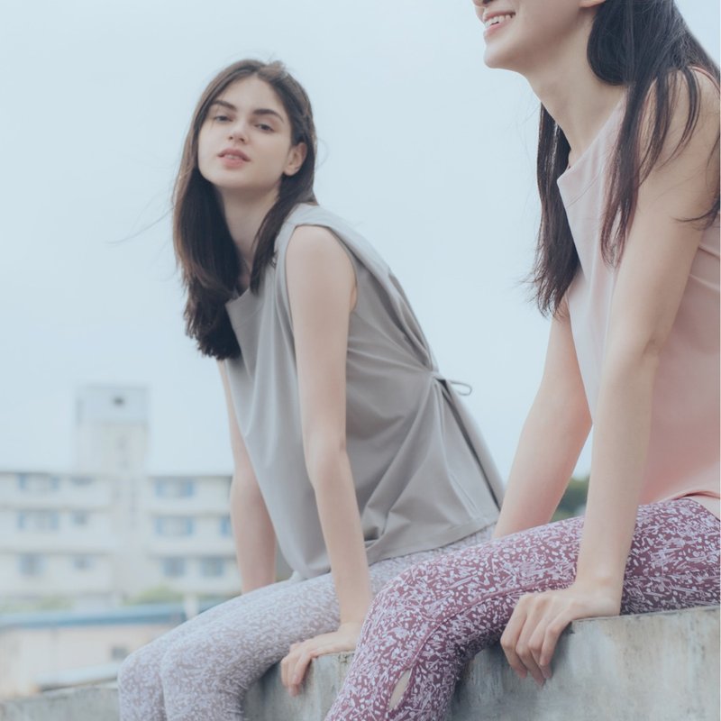 【MACACA】愛她柔軟罩衫 - BIE1533 淺灰 - 女運動上衣/背心 - 棉．麻 灰色