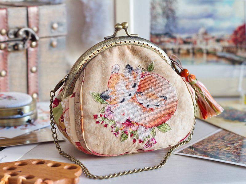 Handmade quilted pouch, purse with cute Foxies micro cross stitching - กระเป๋าเครื่องสำอาง - วัสดุอีโค สีส้ม