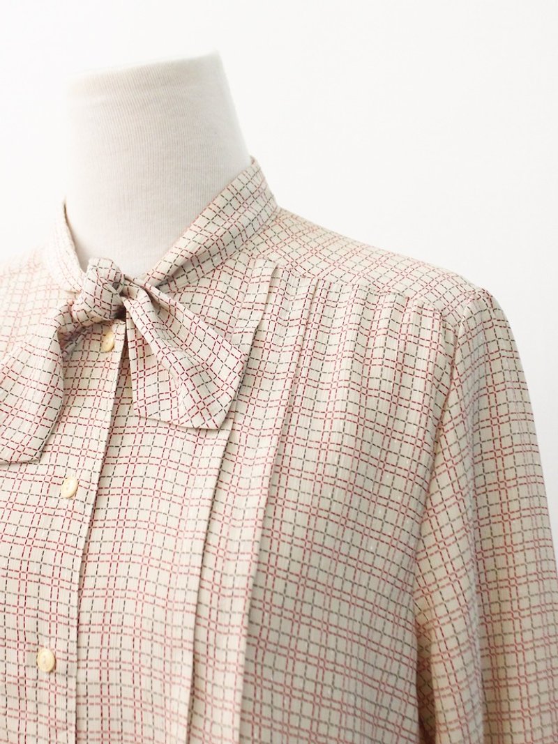 Retro Japanese Made Simple and Lovely Beige Plaid Vintage Shirt Japanese Vintage Blouse - เสื้อเชิ้ตผู้หญิง - เส้นใยสังเคราะห์ สีเหลือง