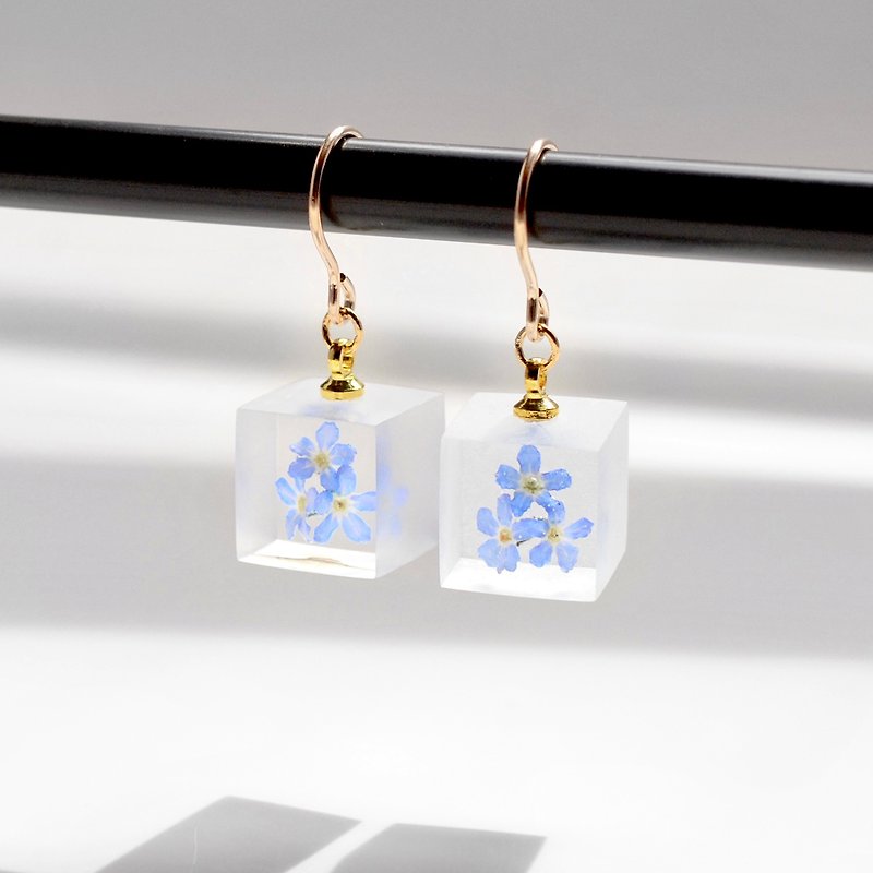 Forget-me-not earrings, 14kgf, gold color, birthday gift, wedding gift, made in Japan - Earrings & Clip-ons - Resin Blue