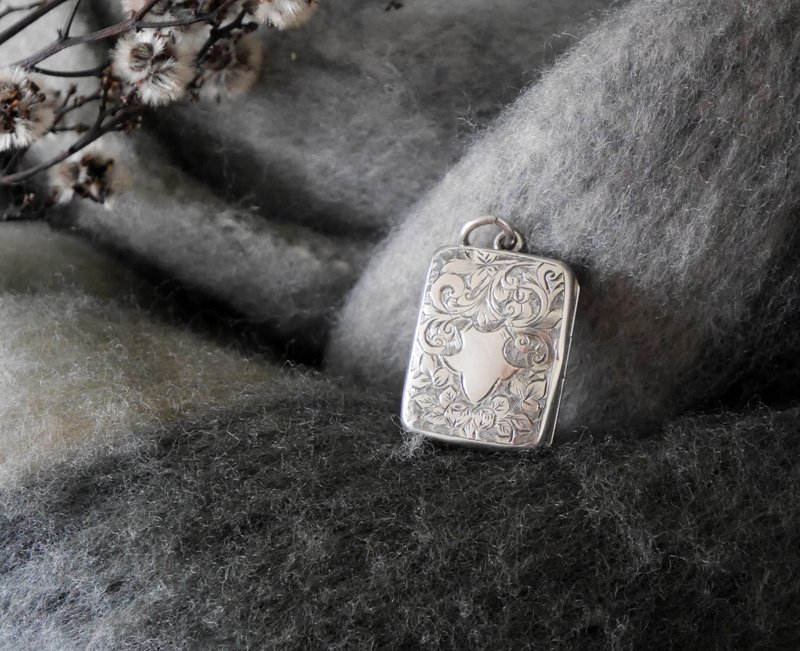 -Antique sterling silver carved photo LOCKET pendant purchased from the UK CH185 - สร้อยคอ - โลหะ สีเงิน