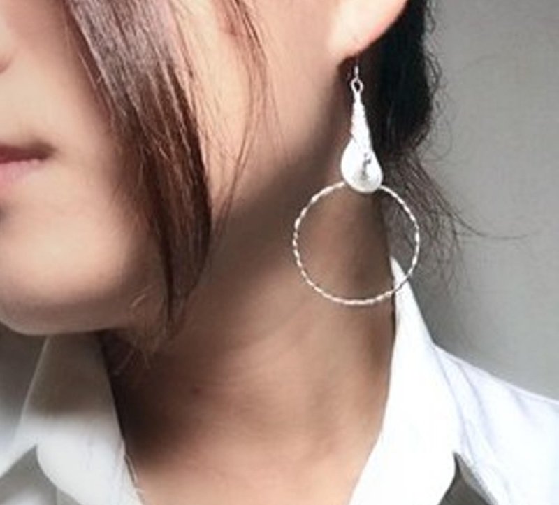 Notes with knotted rope-lingering overtones. 925 Silver. (Ear hook) - ต่างหู - เงินแท้ สีเงิน