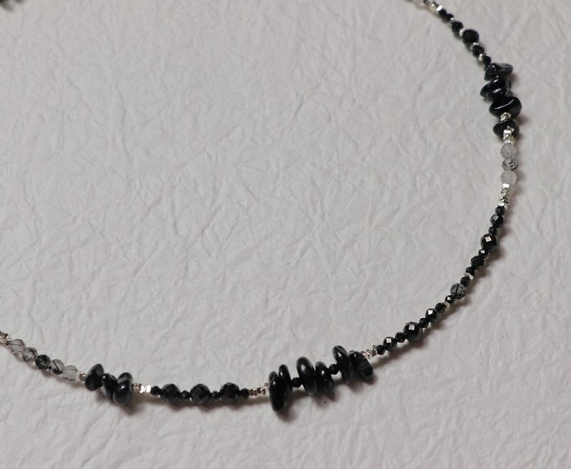 Spinel necklace—Long Summer Night I natural mineral necklace - สร้อยคอ - เครื่องเพชรพลอย สีดำ