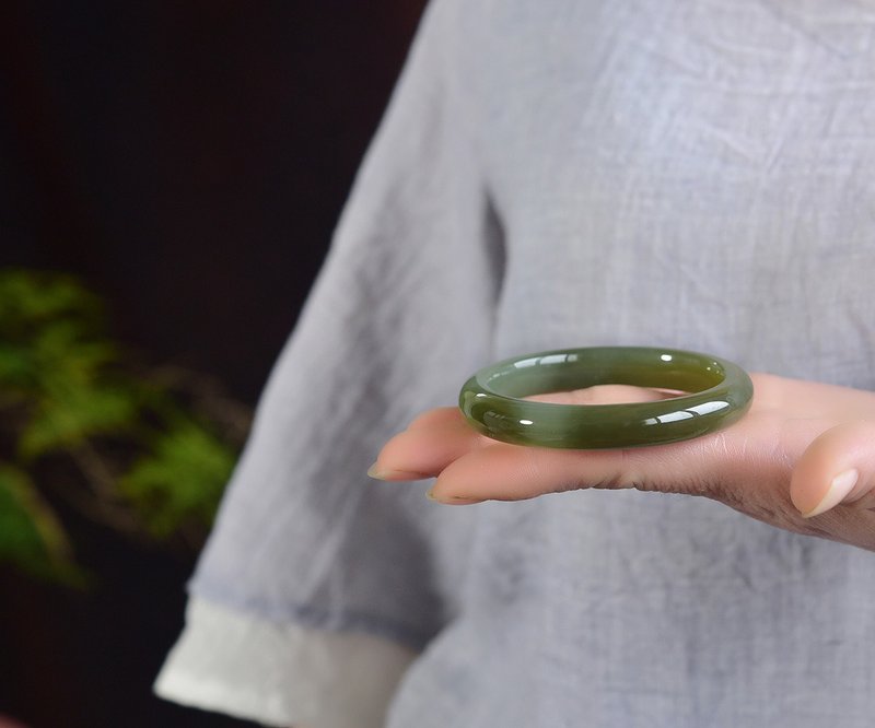 和田玉手鐲 圈口56.5 非常有意境 雕工精緻 上手簡單大方 - 手鍊/手環 - 水晶 