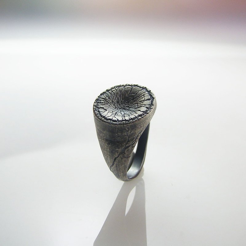 Cracked and damaged round sterling silver ring - แหวนทั่วไป - เงิน สีเงิน