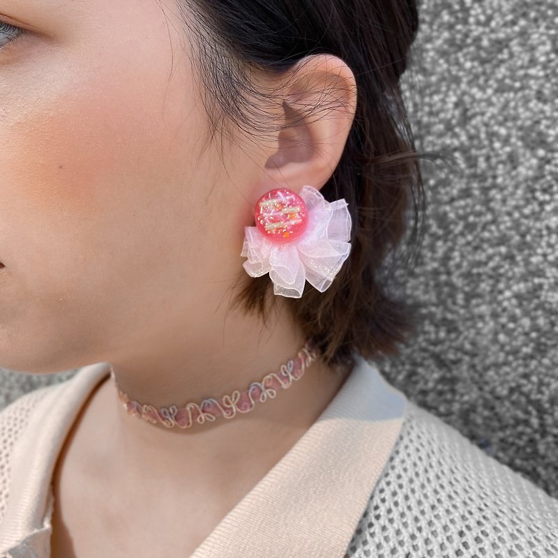 Super. Three-dimensional gauze skirt earrings peach pink - ต่างหู - วัสดุอื่นๆ สึชมพู