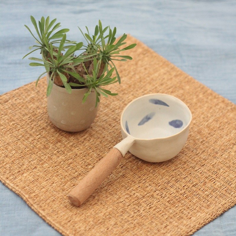 3.2.6. studio: Handmade ceramic tree bowl with wooden handle. - 花瓶/花器 - 陶 咖啡色