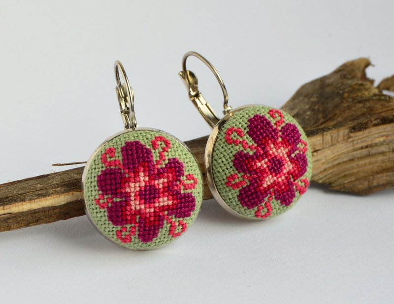 紫紅色花朵刺繡耳環十字繡舞會首飾手工製作的自然舞會生日禮物 - 耳環/耳夾/耳骨夾 - 繡線 紫色