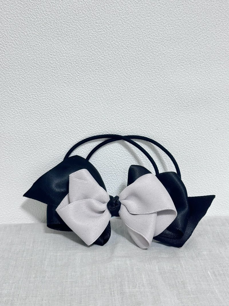 Classic bow-grey and black hair band/hair clip - เครื่องประดับผม - เส้นใยสังเคราะห์ สีเงิน