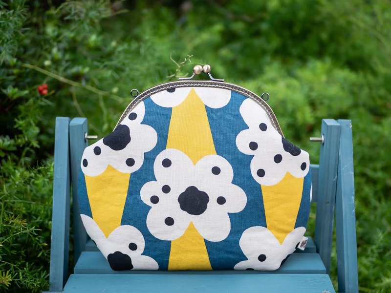 [Dots of big flower blue and yellow] Retro metal kiss lock bag# carry bag # cute # Nordic - กระเป๋าแมสเซนเจอร์ - ผ้าฝ้าย/ผ้าลินิน สีเหลือง