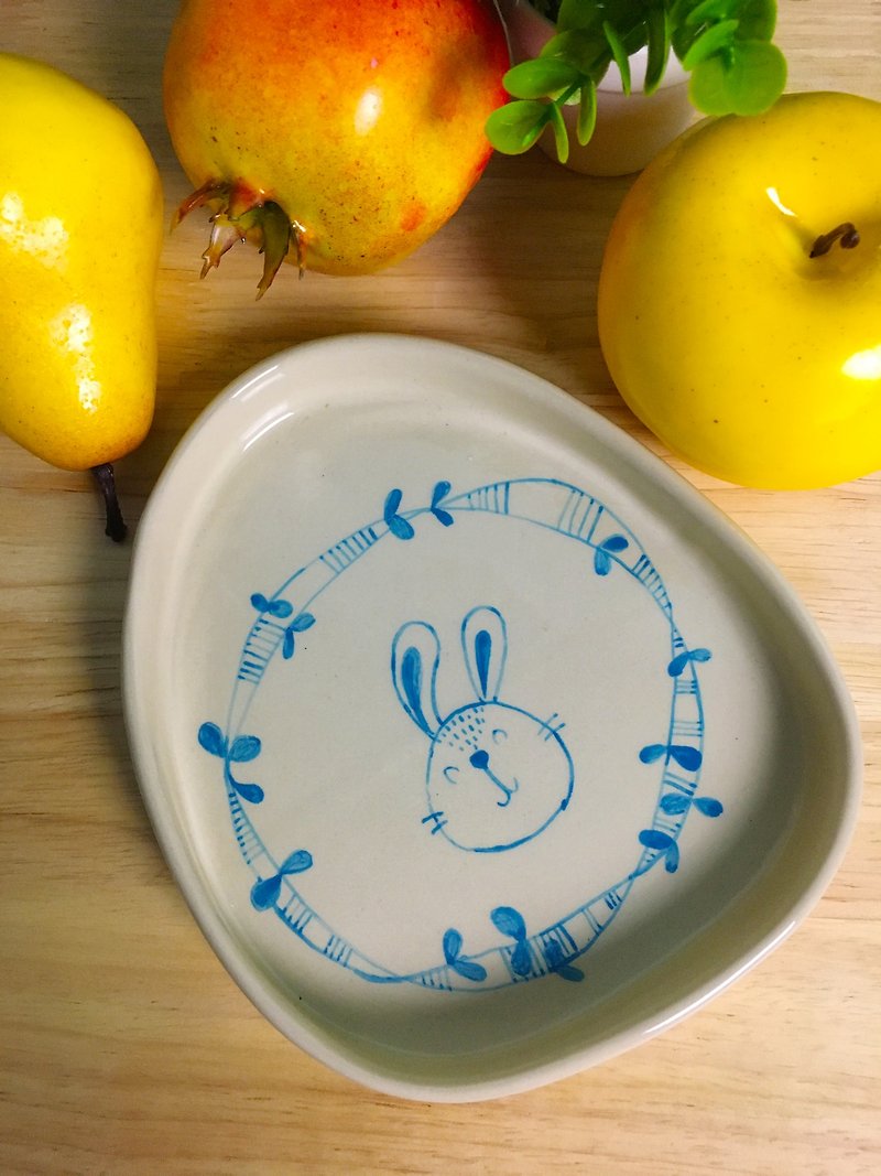 Rabbit pattern plate - 盤子/餐盤/盤架 - 陶 