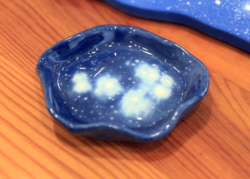 {Star Party. Astronomy tableware} M45 Pleiades small shallow dish - จานเล็ก - เครื่องลายคราม สีน้ำเงิน