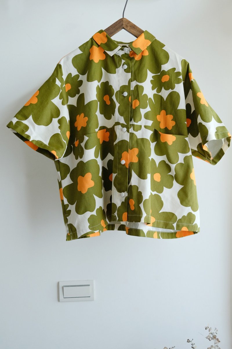 Green Camellia Oversized Short Shirt - เสื้อเชิ้ตผู้หญิง - ผ้าฝ้าย/ผ้าลินิน สีเขียว