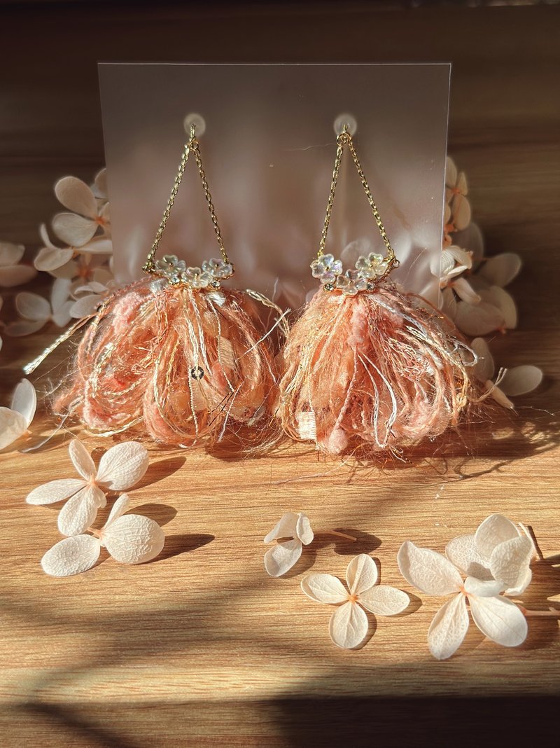 Peach Fuzz yarn earrings - ต่างหู - วัสดุอื่นๆ สึชมพู