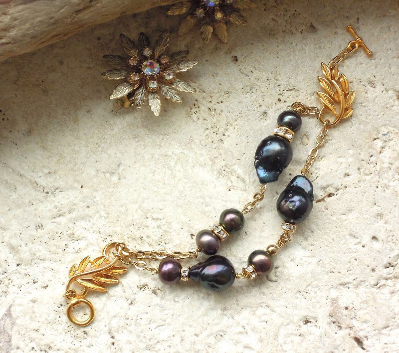 Gold leaf and black pearl・Antique bracelet - Bracelets - Other Materials 