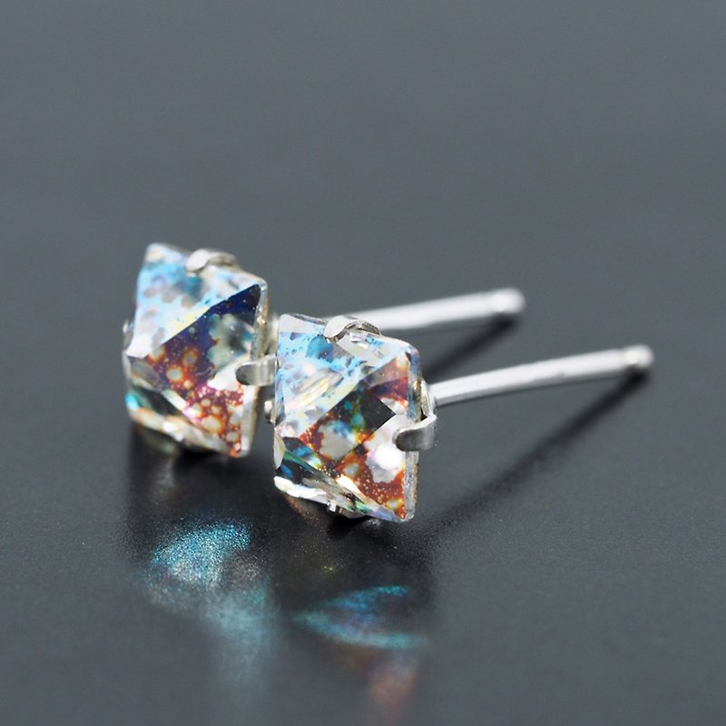 White 'Meteorite' Pyramid Crystal Earrings, Sterling Silver, 6mm Square, 男女耳釘 - ต่างหู - โลหะ ขาว