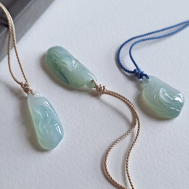 ミャンマー産ミニ翡翠の魚型ペンダント | 如魚得水（水を得た魚のように） | 天然ミャンマー産翡翠ペンダント - ネックレス - 翡翠 