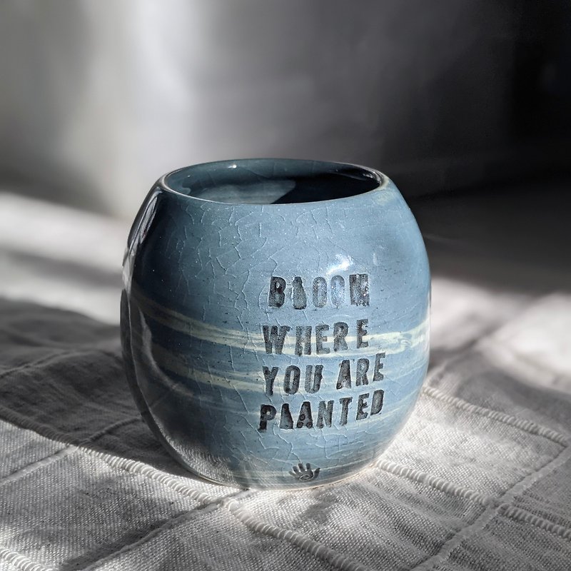 Healing.Hand.Ceramic | Handmade Pottery - Simple Design - donut vase - เซรามิก - ดินเผา สีน้ำเงิน