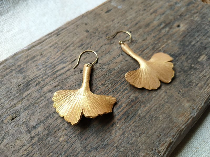 [Ginkgo leaf (gold)/single] hand-dyed leather/earrings/ Clip-On/key rings/book ropes - Earrings & Clip-ons - Genuine Leather Gold