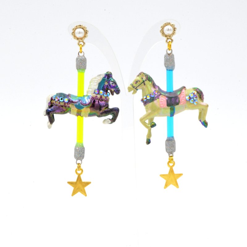 Symphony carousel earrings, ancient Trojan horse parts, modified Trojan horses on the pillars can move up and down - Earrings & Clip-ons - Plastic Multicolor