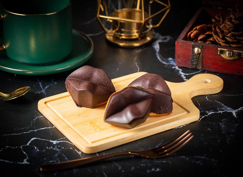 Belgian 80% Bittersweet Chocolate Lip Madeleine Handbag - เค้กและของหวาน - วัสดุอื่นๆ 