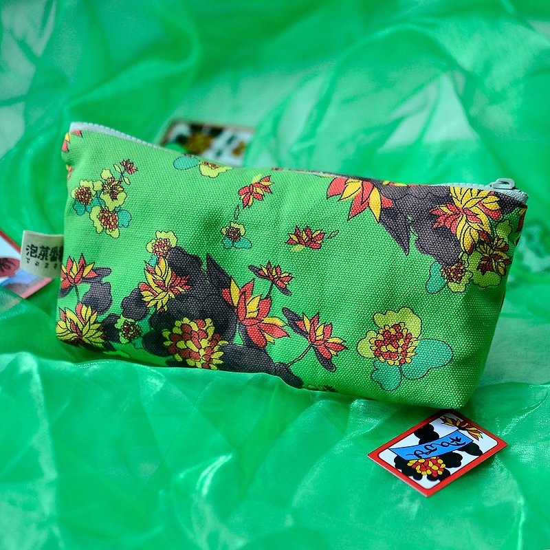 【Universal Zipper Bag_Medium】Stationery Bag_Korean Flower Brand_Green Bottom Chrysanthemum - กล่องดินสอ/ถุงดินสอ - ผ้าฝ้าย/ผ้าลินิน สีเขียว