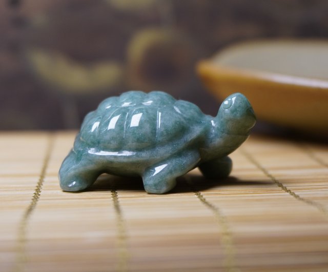 翡翠 亀 長寿亀 中 置物 縁起物 超逸品 - メルカリ