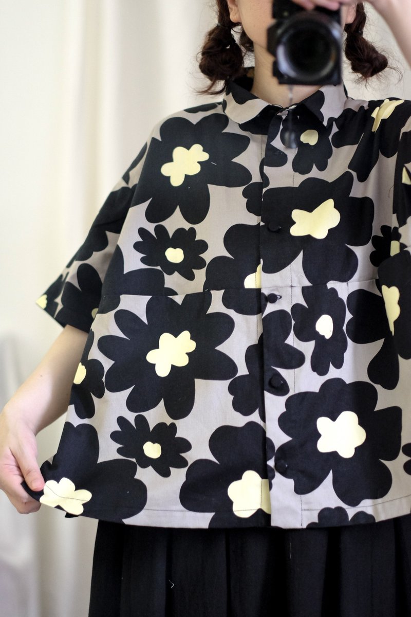 Gray-bottomed black flower wide shirt - เสื้อเชิ้ตผู้หญิง - ผ้าฝ้าย/ผ้าลินิน สีดำ