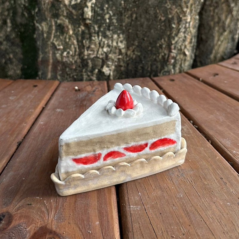 Strawberry Cake Cover Plate This is a pre-order item - ของวางตกแต่ง - ดินเผา 