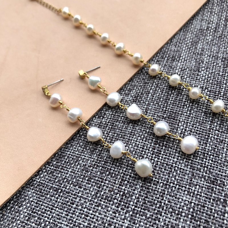 Natural Freshwater Pearl Earrings/Bracelets - ต่างหู - ไข่มุก ขาว