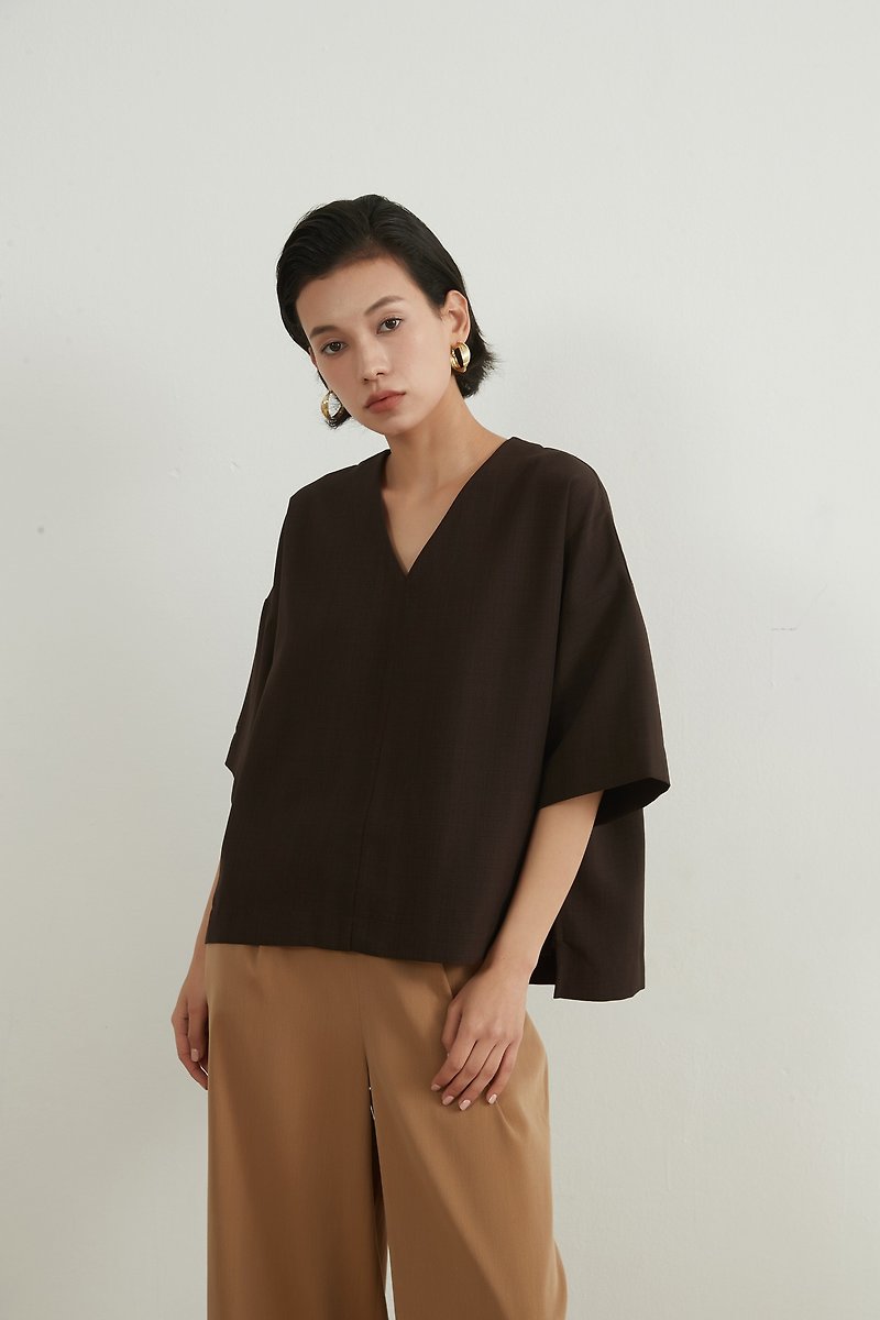 Linen Touch Minimalist Simple Center Seam Short Sleeve Top - เสื้อผู้หญิง - เส้นใยสังเคราะห์ สีนำ้ตาล