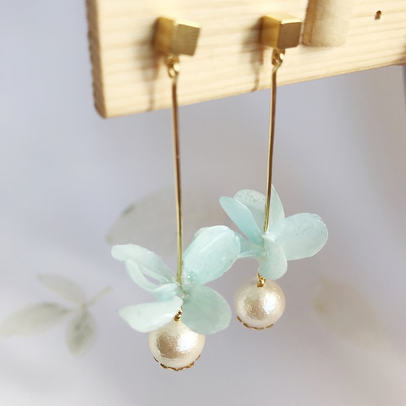 Real flower Hydrangea Earrings with Cotton Pearl 18KGP - ต่างหู - พืช/ดอกไม้ สีน้ำเงิน