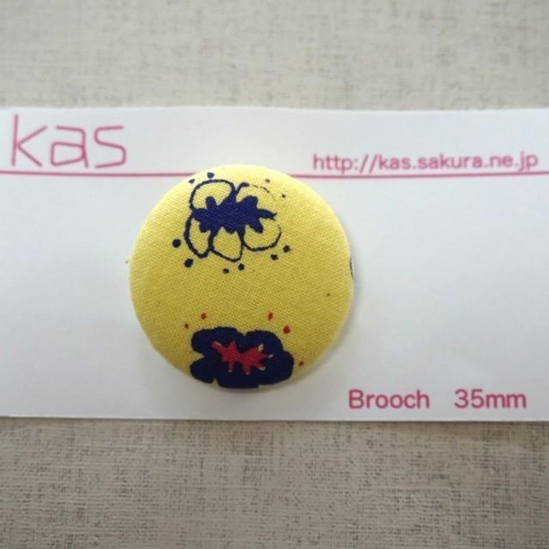 Hand printed original covered button brooch"flower" - เข็มกลัด - ผ้าฝ้าย/ผ้าลินิน สีเหลือง