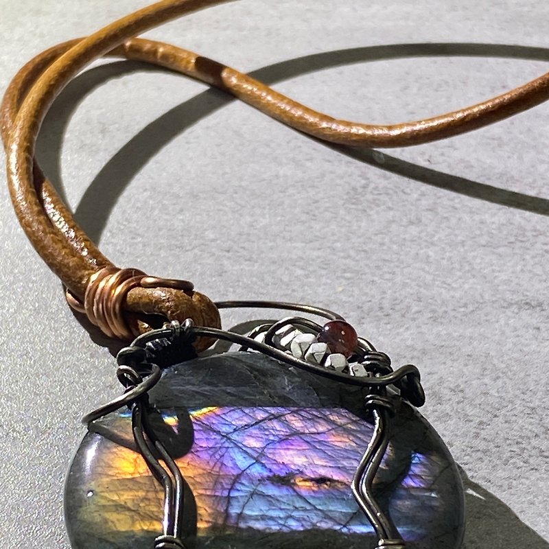 DR028 Beautiful color moonstone round cake-gorgeous hand-woven leather rope pendant-pressure-relieving noise reduction crystal - Charms - Crystal 