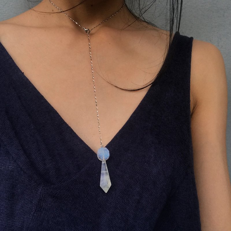 【Lost and find】Blue light natural cream body moonstone flower carving neck 1T62 - Necklaces - Gemstone Blue