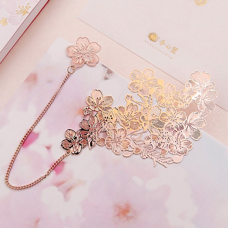 Cherry blossom metal bookmark in the palm of your hand, classical Chinese style gift, custom creative small fresh souvenirs, cultural and creative gifts - Bookmarks - Other Metals Gold
