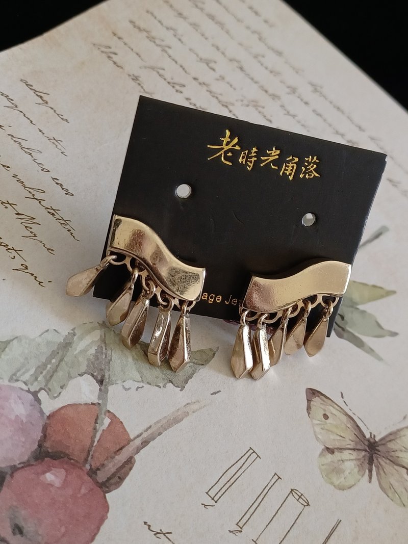 vintage jewelry Monet gold swing style clip-on earrings - ต่างหู - โลหะ 