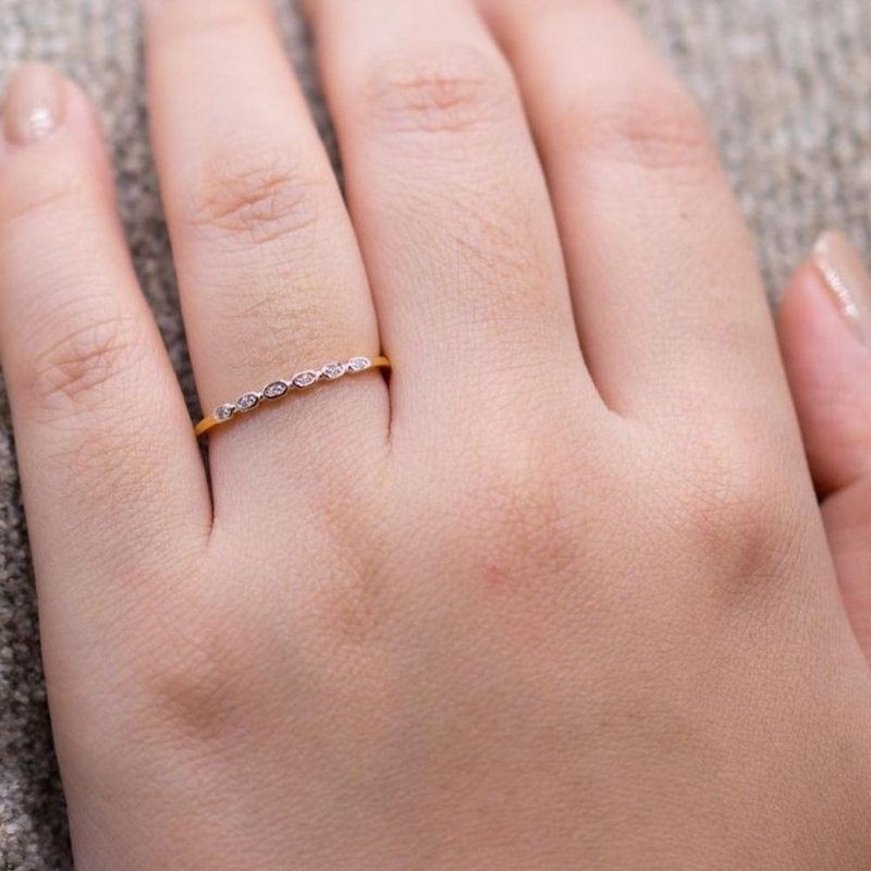 9K Minimalist Ring, Dainty Gold Stacking Ring, Delicate Thin Ring, Skinny Ring - 戒指 - 鑽石 金色