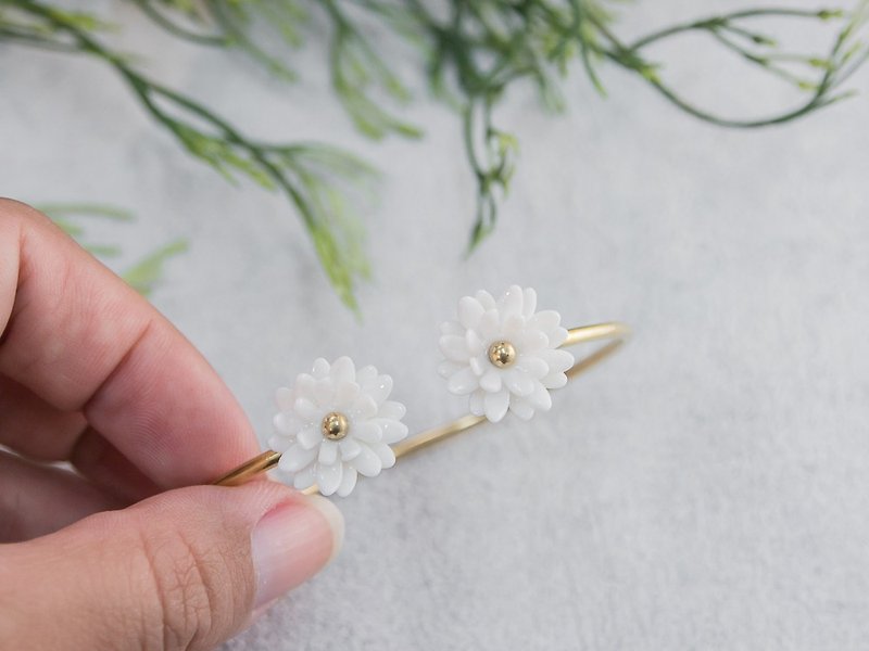 Mum ~ white porcelain flower bracelet ~ size Mini. - 手鍊/手鐲 - 陶 白色