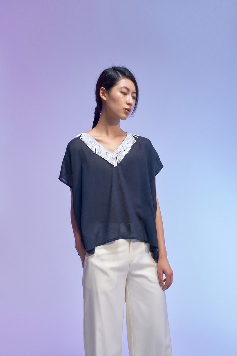 白流蘇 黑V領上衣 - 女上衣/長袖上衣 - 棉．麻 黑色