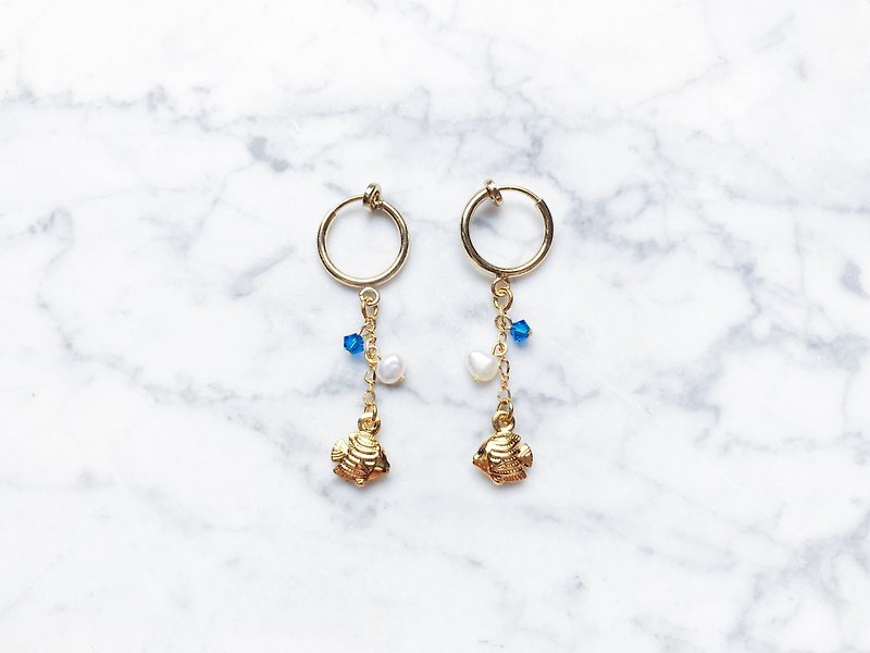 "Cote d'Azur" a pair of small fish earrings - ต่างหู - โลหะ 