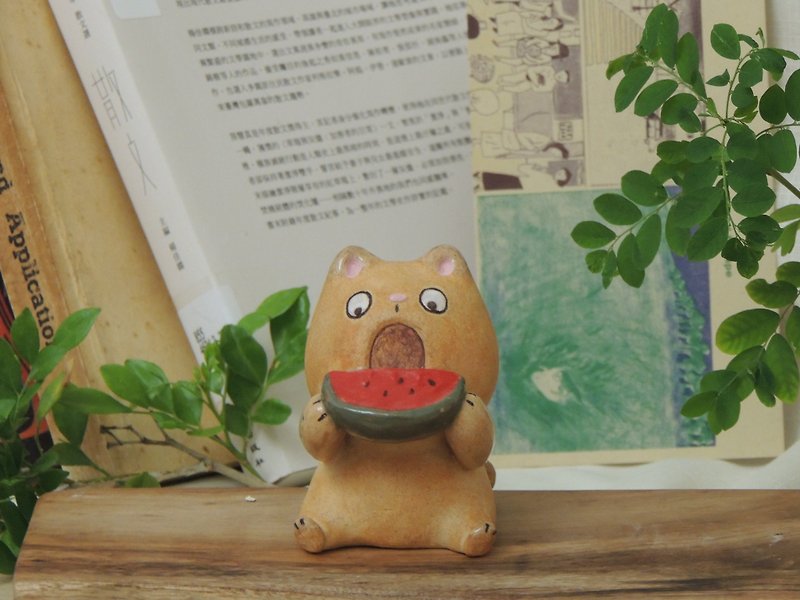 陶藝手作-小陶貓-呷西瓜的貓 - 公仔模型 - 陶 咖啡色